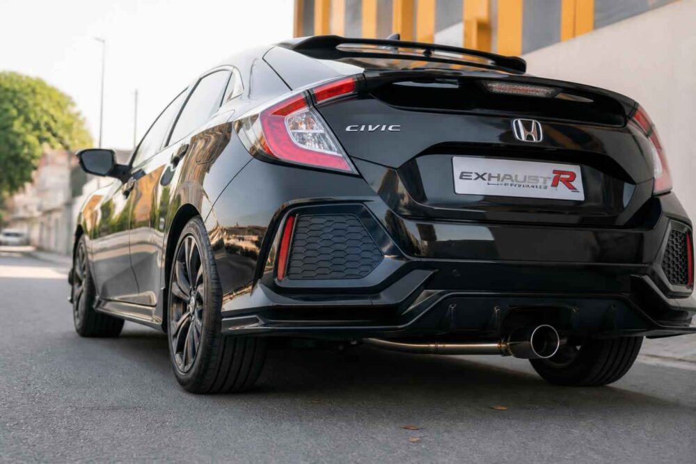 Czarna Honda Civic Type R widziana z tyłu na miejskiej ulicy