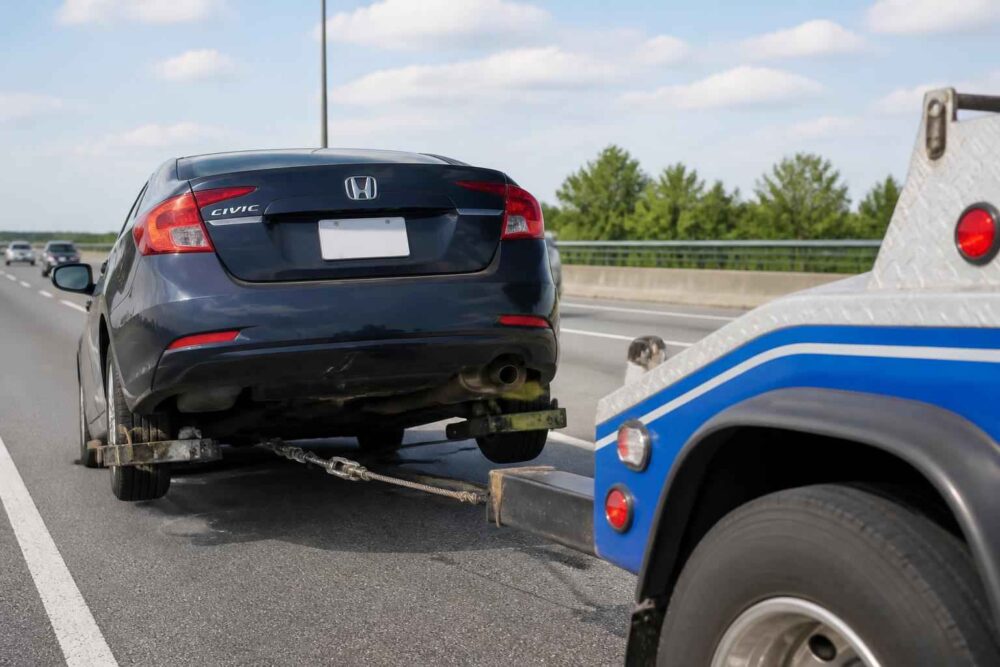 Honda Civic holowana na lawecie na autostradzie