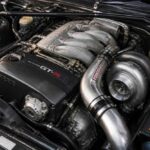 Komora silnika Nissana GT-R z dużą turbosprężarką i srebrnym przewodem dolotowym