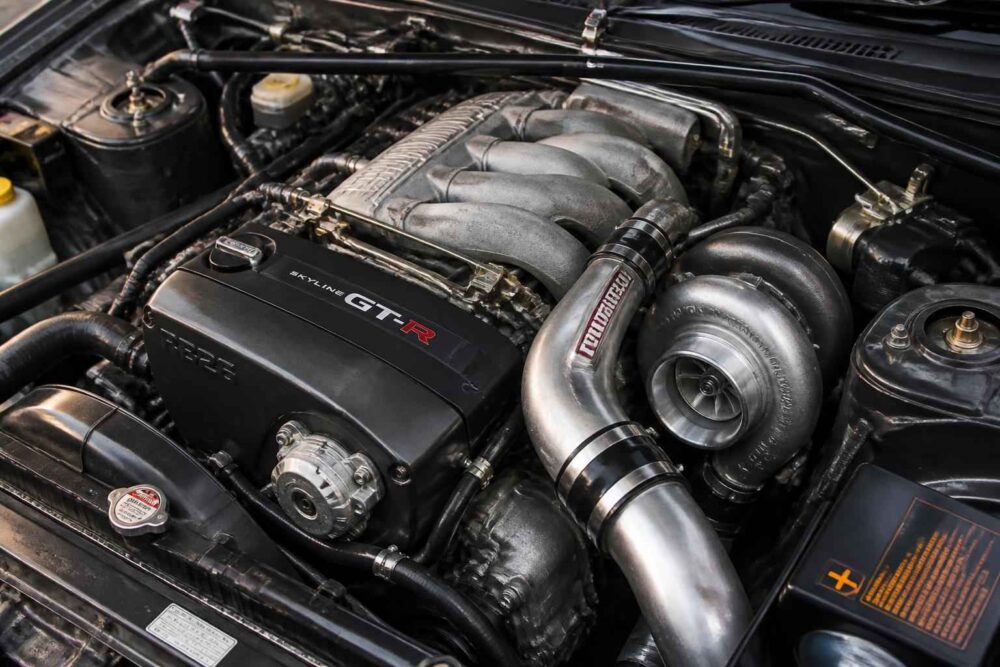 Komora silnika Nissana GT-R z dużą turbosprężarką i srebrnym przewodem dolotowym