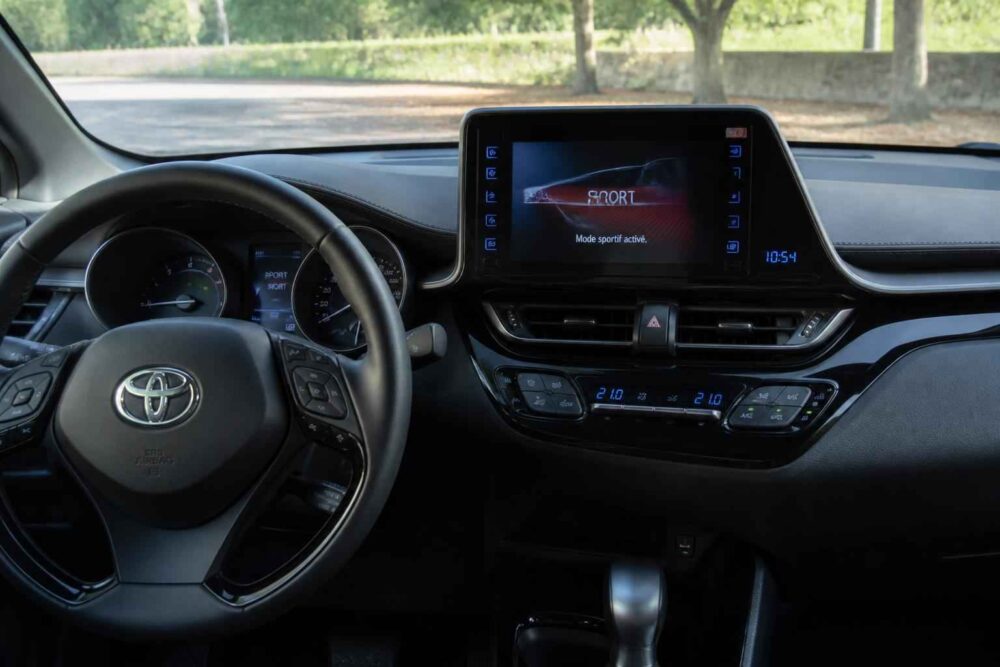 Kokpit Toyoty z kierownicą, ekranem multimedialnym i panelem klimatyzacji